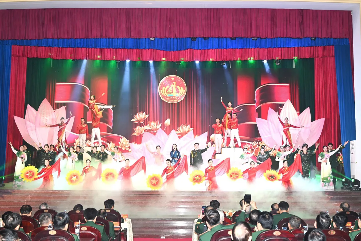 Cục Ch&iacute;nh trị Qu&acirc;n khu 4 kỷ niệm 80 năm th&agrave;nh lập, đ&oacute;n nhận Hu&acirc;n chương Bảo vệ Tổ quốc hạng Nhất - Ảnh 4.