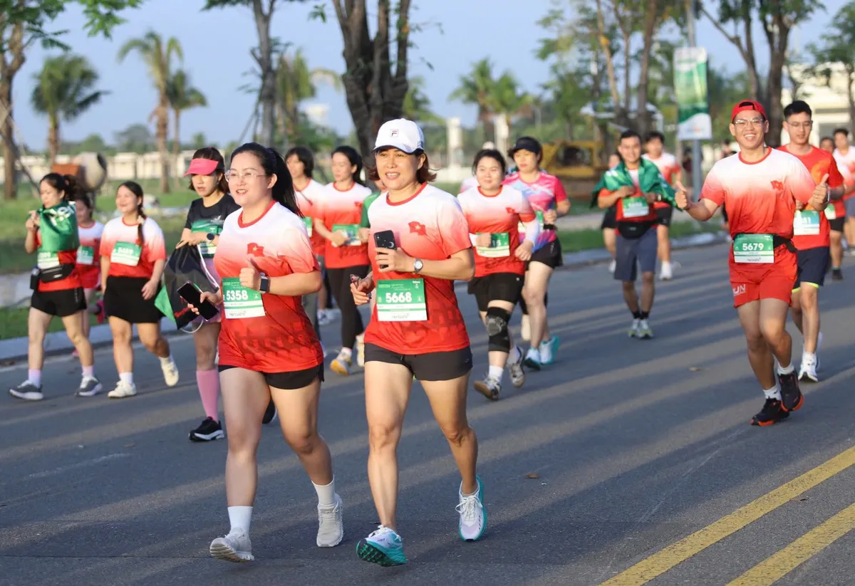 Bứt phá nắng sớm, các runner gặt hái thành công tại Tiền Phong Half Marathon 202- Ảnh 2.