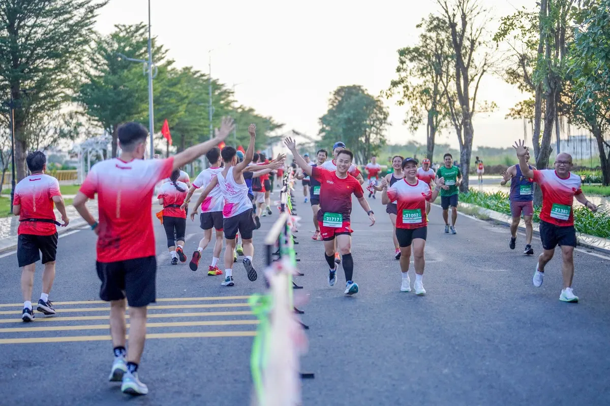 Bứt phá nắng sớm, các runner gặt hái thành công tại Tiền Phong Half Marathon 202- Ảnh 1.