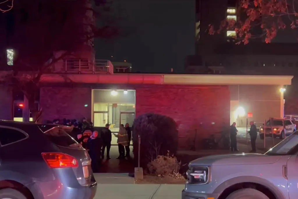 Xả súng tại trường đại học ở Mỹ khiến ít nhất 10 người thương vong - Ảnh 8. Xả súng tại trường đại học ở Mỹ khiến ít nhất 10 người thương vong - Ảnh 8.