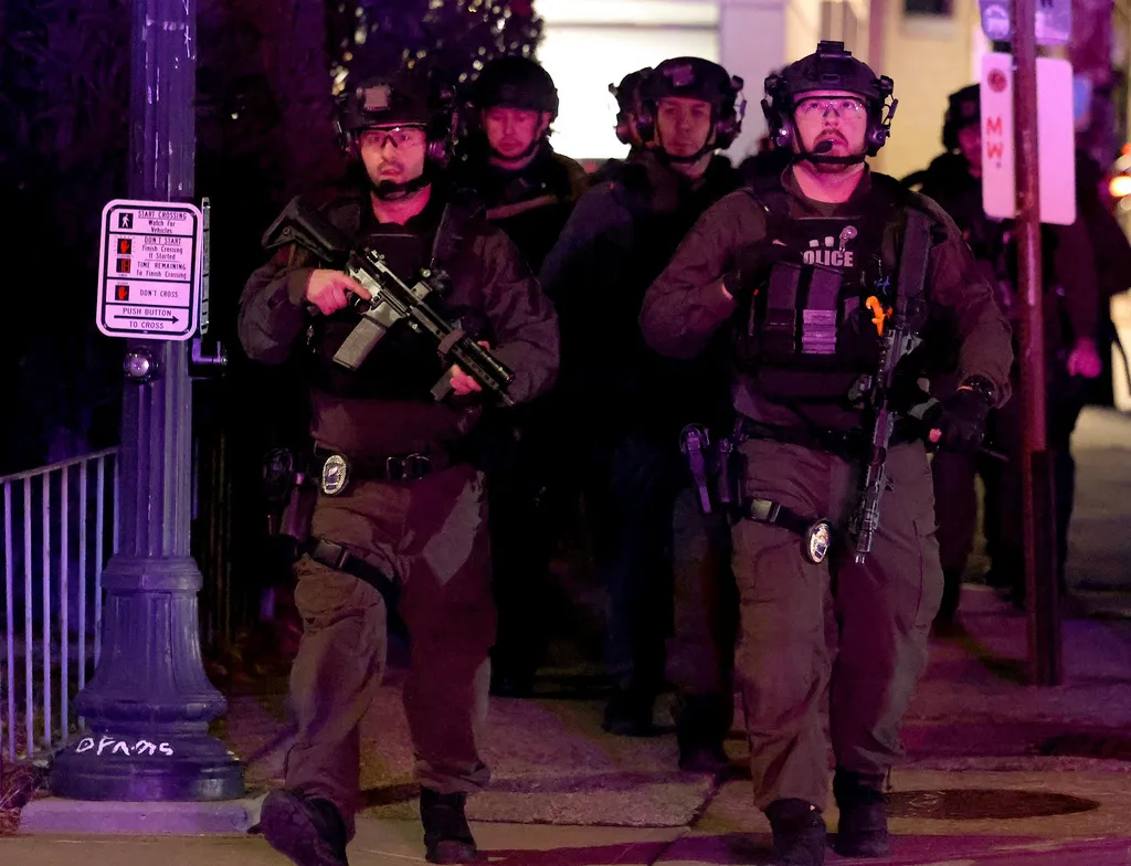 Xả súng tại trường đại học ở Mỹ khiến ít nhất 10 người thương vong - Ảnh 5. Xả súng tại trường đại học ở Mỹ khiến ít nhất 10 người thương vong - Ảnh 5.