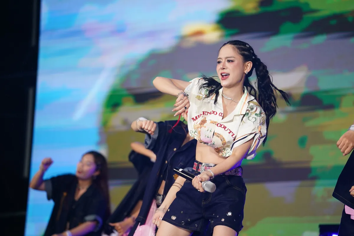 B&ugrave;ng nổ cảm x&uacute;c đ&ecirc;m Lễ hội &acirc;m nhạc Sync Fest 2025: Kh&aacute;n giả bất ngờ khi biến th&agrave;nh nghệ sĩ biểu diễn - Ảnh 2.