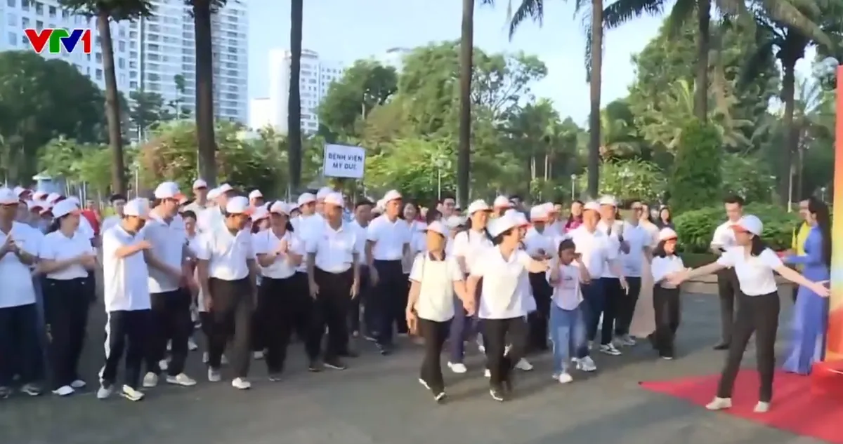 1.000 người đi bộ g&acirc;y quỹ gi&uacute;p người ngh&egrave;o ăn Tết- Ảnh 1.