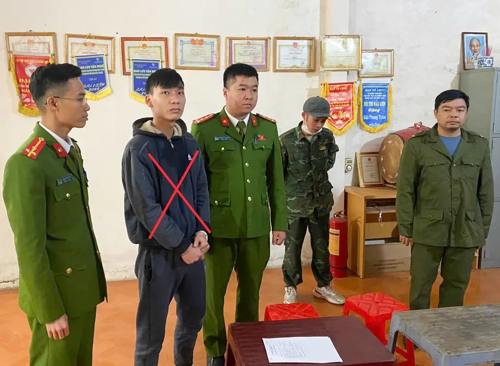 Khởi tố đối tượng d&ugrave;ng vũ kh&iacute; qu&acirc;n dụng ch&eacute;m 2 người ở Sơn La - Ảnh 1.