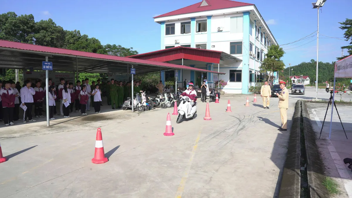 X&acirc;y dựng văn h&oacute;a giao th&ocirc;ng học đường bắt đầu từ kiến thức v&agrave; kỹ năng - Ảnh 1.