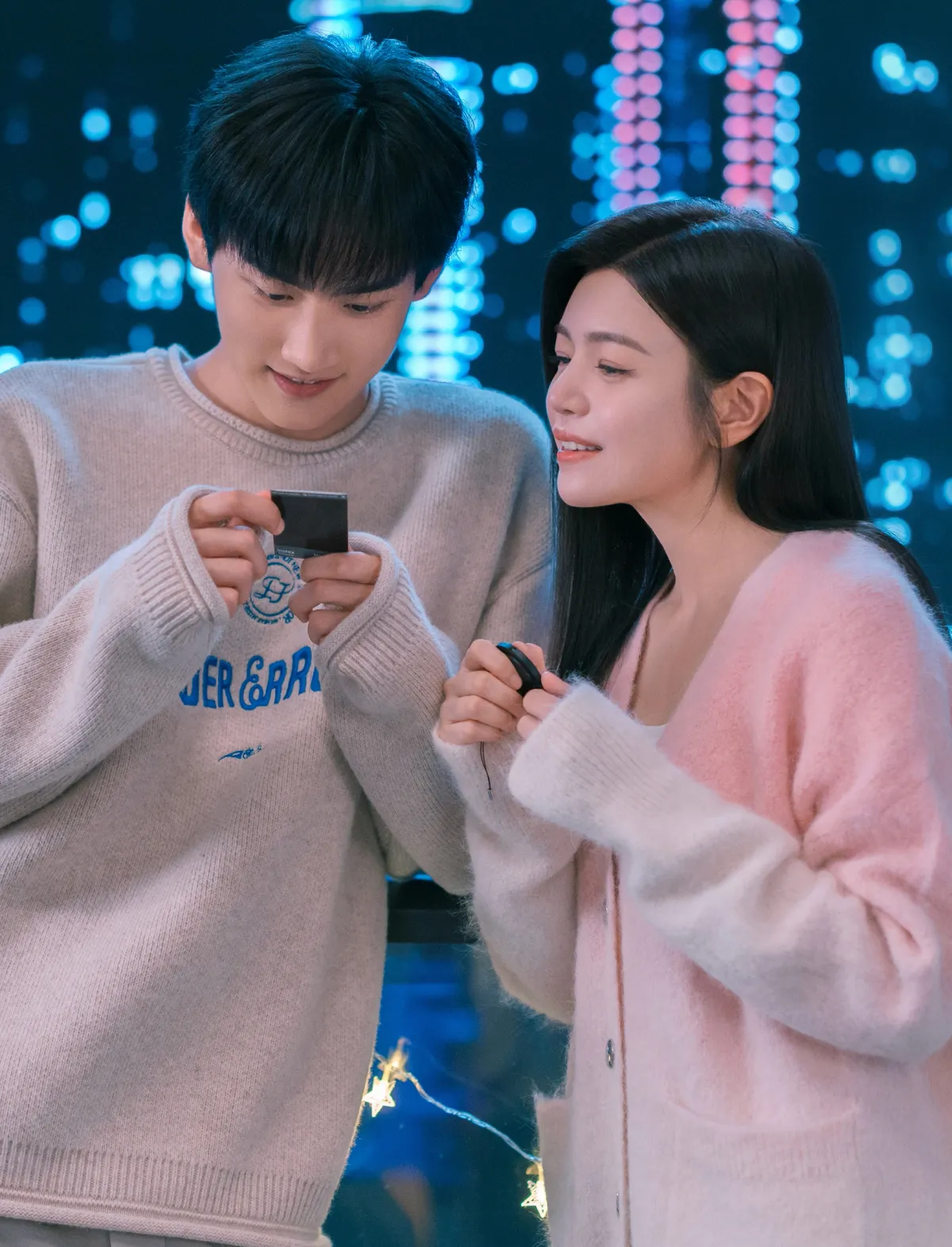 Cặp đôi chị em chênh 19 tuổi phim “Ngắm bắn hồ điệp” kết hợp ăn ý- Ảnh 1. Cặp đôi chị em chênh 19 tuổi phim “Ngắm bắn hồ điệp” kết hợp ăn ý- Ảnh 1.