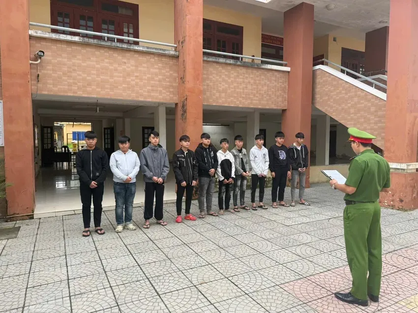 Đ&aacute;nh nhầm người trước cổng t&ograve;a &aacute;n, 10 thanh ni&ecirc;n bị khởi tố  - Ảnh 1.