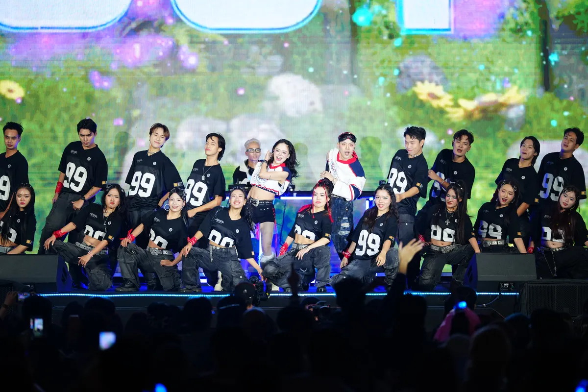 B&ugrave;ng nổ cảm x&uacute;c đ&ecirc;m Lễ hội &acirc;m nhạc Sync Fest 2025: Kh&aacute;n giả bất ngờ khi biến th&agrave;nh nghệ sĩ biểu diễn - Ảnh 3.