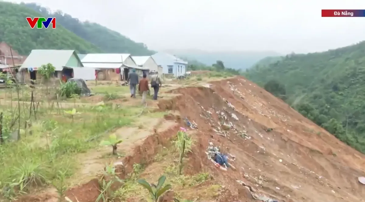 Nguy cơ sạt lở tại l&agrave;ng đ&atilde; t&aacute;i định cư ở Đ&agrave; Nẵng - Ảnh 1.