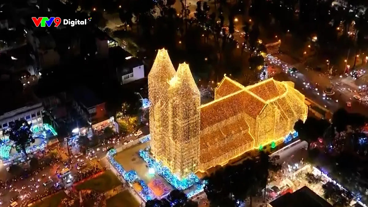 Khi nhà thờ Đức Bà lên đèn