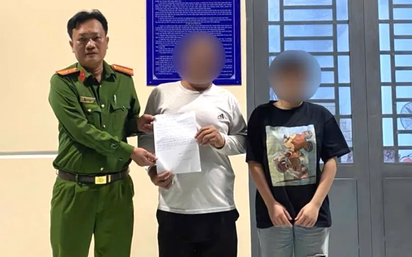 Ông N. đến đón con và gửi thư cảm ơn chân thành đến Công an xã Bến Cầu và Đồn Công an cửa khẩu quốc tế Mộc Bài. Ảnh: CA