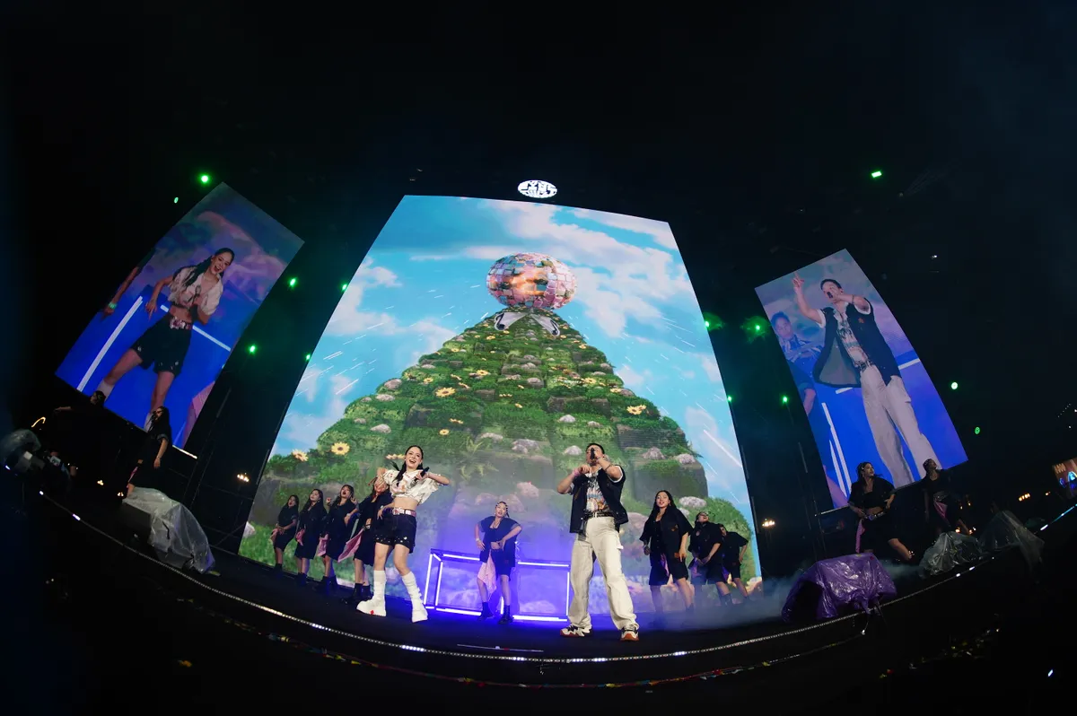 B&ugrave;ng nổ cảm x&uacute;c đ&ecirc;m Lễ hội &acirc;m nhạc Sync Fest 2025: Kh&aacute;n giả bất ngờ khi biến th&agrave;nh nghệ sĩ biểu diễn - Ảnh 4.