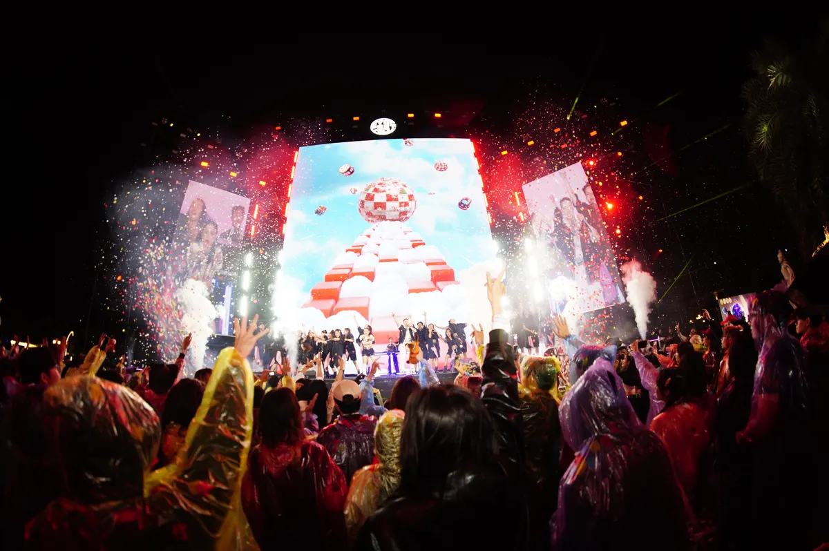 B&ugrave;ng nổ cảm x&uacute;c đ&ecirc;m Lễ hội &acirc;m nhạc Sync Fest 2025: Kh&aacute;n giả bất ngờ khi biến th&agrave;nh nghệ sĩ biểu diễn - Ảnh 1.