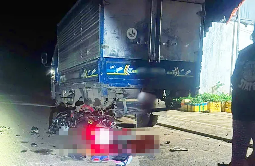 Tông vào đuôi ô tô tải đỗ bên đường, 3 thanh thiếu niên đi xe máy tử vong- Ảnh 1. Tông vào đuôi ô tô tải đỗ bên đường, 3 thanh thiếu niên đi xe máy tử vong- Ảnh 1.