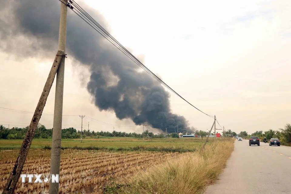 Cháy lớn tại công ty giày da ở Hải Phòng, khói đen bốc cao hàng chục mét - Ảnh 2.