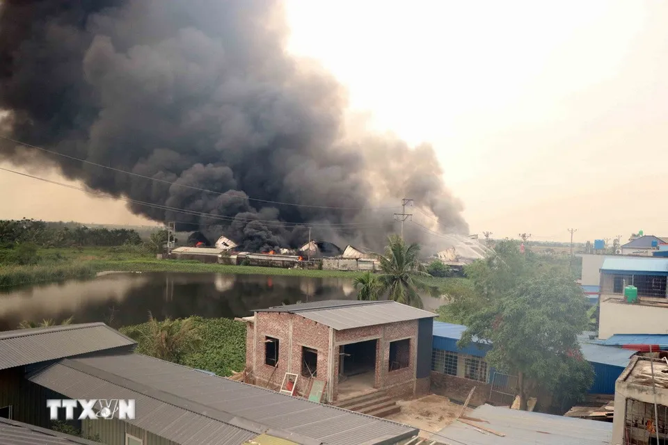 Cháy lớn tại công ty giày da ở Hải Phòng, khói đen bốc cao hàng chục mét - Ảnh 3.
