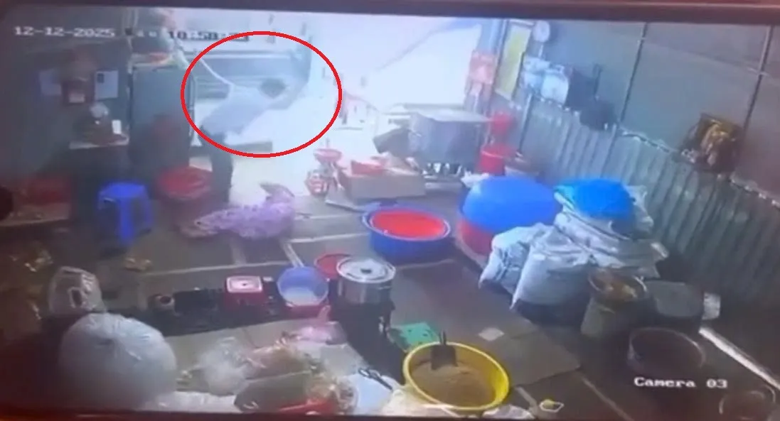 Người đ&agrave;n &ocirc;ng d&ugrave;ng dao ch&eacute;m vợ gục dưới s&agrave;n nh&agrave; rồi tự s&aacute;t - Ảnh 1.