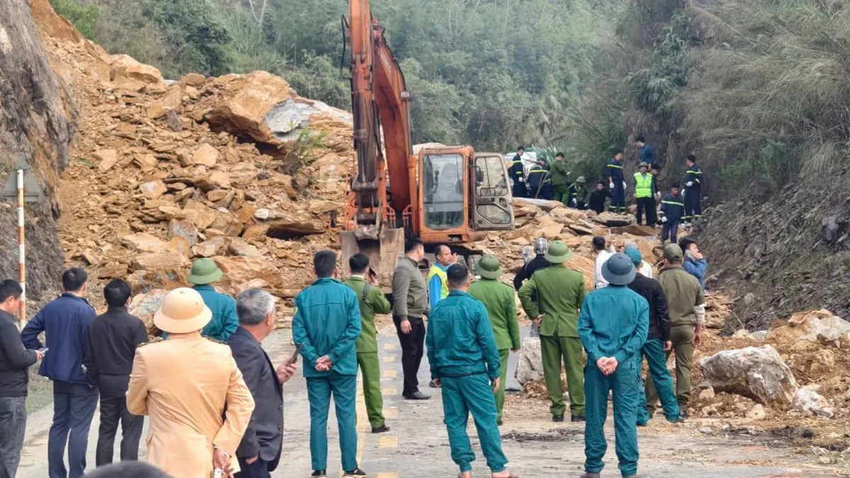 Tìm thấy 2 thi thể trong vụ sạt lở trên Quốc lộ 6 tại Phú Thọ- Ảnh 2. Tìm thấy 2 thi thể trong vụ sạt lở trên Quốc lộ 6 tại Phú Thọ- Ảnh 2.