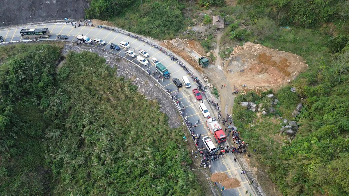 Tìm thấy 2 thi thể trong vụ sạt lở trên Quốc lộ 6 tại Phú Thọ- Ảnh 5. Tìm thấy 2 thi thể trong vụ sạt lở trên Quốc lộ 6 tại Phú Thọ- Ảnh 5.