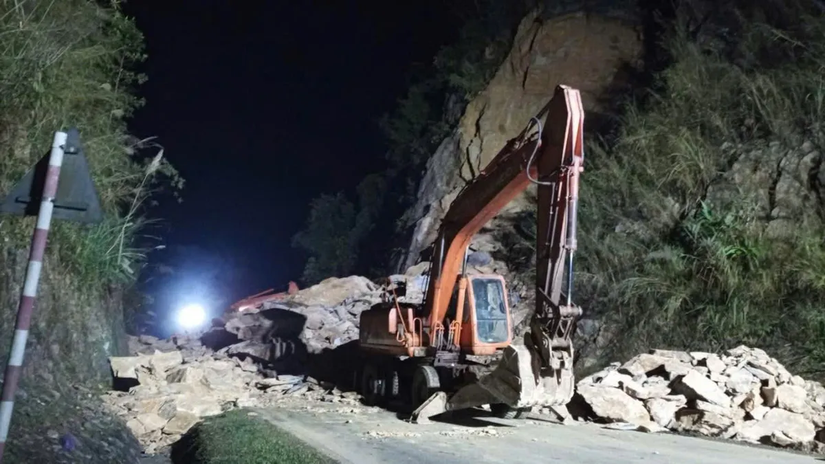 Tìm thấy 2 thi thể trong vụ sạt lở trên Quốc lộ 6 tại Phú Thọ- Ảnh 3. Tìm thấy 2 thi thể trong vụ sạt lở trên Quốc lộ 6 tại Phú Thọ- Ảnh 3.