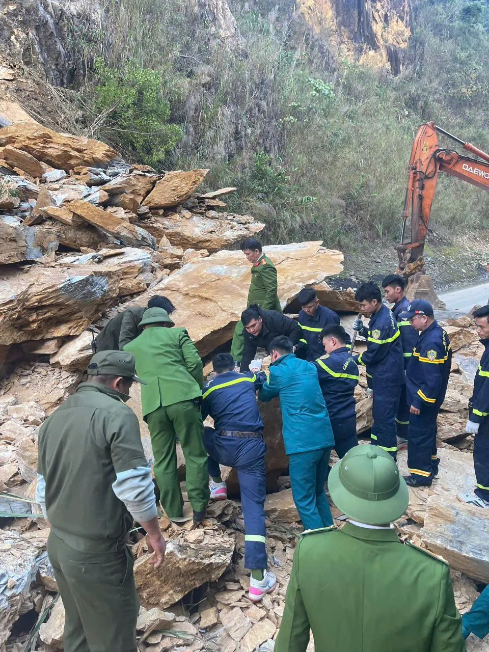 Tìm thấy 2 thi thể trong vụ sạt lở trên Quốc lộ 6 tại Phú Thọ- Ảnh 1. Tìm thấy 2 thi thể trong vụ sạt lở trên Quốc lộ 6 tại Phú Thọ- Ảnh 1.