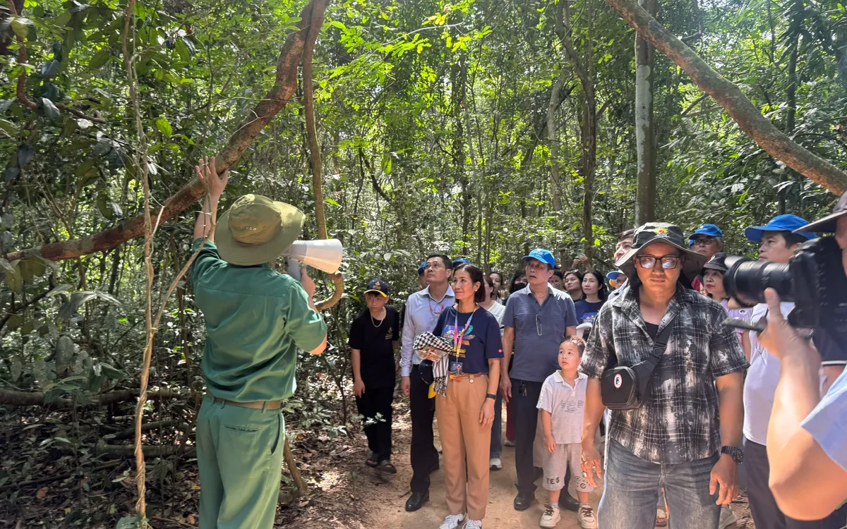 Lượng du khách tham quan di tích Địa đạo Củ Chi tăng vọt sau bộ phim "Địa đạo: Mặt trời trong bóng tối" - Ảnh: Thu Trang