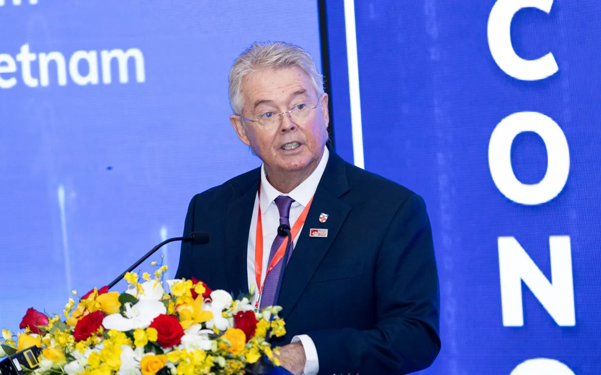 GS Raymond Gordon, Hiệu trưởng Trường Đại học BUV cho rằng, kinh tế dữ liệu là động lực quan trọng giúp nâng cao năng suất, nhưng không chỉ đơn thuần là câu chuyện công nghệ, mà cốt lõi nằm ở quản trị, phát triển nguồn nhân lực tài năng và tư duy chiến lược để đạt tăng trưởng bền vững.