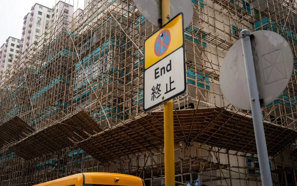 Giàn giáo tre tại một công trình cải tạo ở khu North Point, Hong Kong (Trung Quốc), sau vụ cháy chết người tại Wang Fuk Court ngày 26/11/2025. (Ảnh: AP)