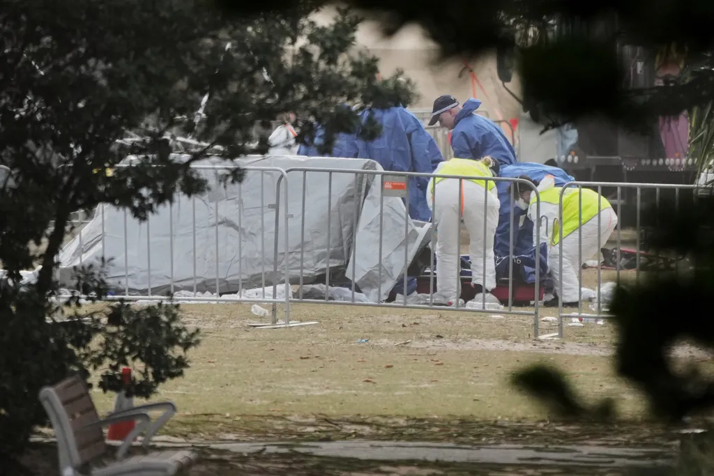 Australia điều tra vụ xả súng đẫm máu tại Bondi, xem xét siết luật kiểm soát súng- Ảnh 2. Australia điều tra vụ xả súng đẫm máu tại Bondi, xem xét siết luật kiểm soát súng- Ảnh 2.