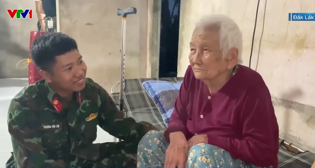 H&agrave;ng ngh&igrave;n c&aacute;n bộ, chiến sĩ ăn c&ugrave;ng m&acirc;m, ngủ c&ugrave;ng nh&agrave;, gi&uacute;p d&acirc;n Đắk Lắk x&acirc;y nh&agrave; mới - Ảnh 1.