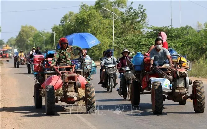 Người dân Campuchia sơ tán tới khu vực an toàn ở tỉnh Siem Reap khi xung đột biên giới tái diễn giữa nước này và Thái Lan, ngày 9/12/2025. Ảnh: THX/TTXVN