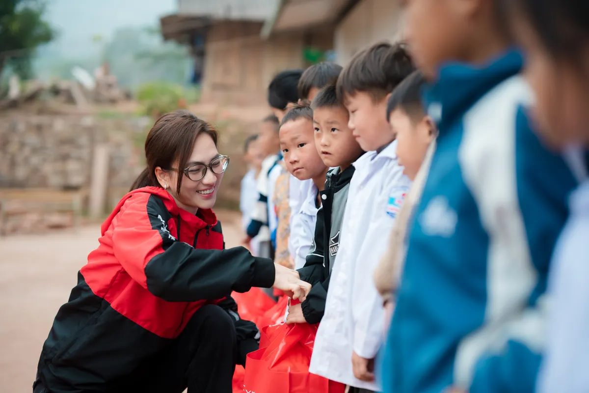 Gặp gỡ c&aacute;c em nhỏ c&oacute; ho&agrave;n cảnh kh&oacute; khăn, Phương Anh Đ&agrave;o thấy tr&aacute;i tim m&igrave;nh mềm lại- Ảnh 1.