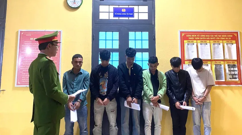 D&ugrave;ng dao rượt đuổi, ch&eacute;m nhau, 6 đối tượng bị khởi tố  - Ảnh 1.