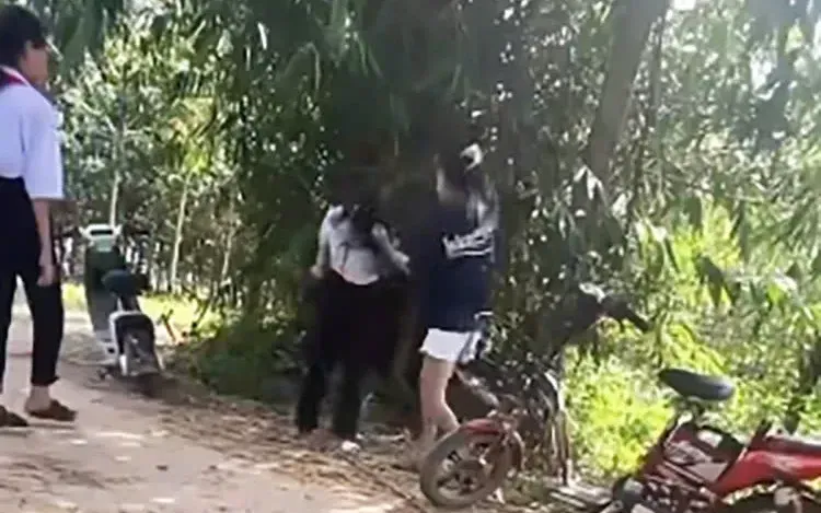 Nữ sinh lớp 7 bị đánh được đăng lên mạng xã hội. Ảnh cắt từ clip