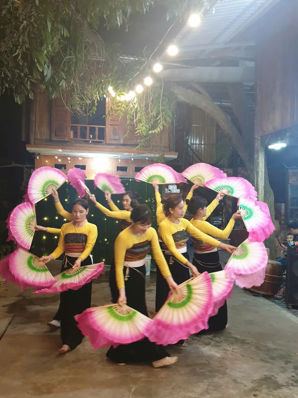 Mai Ch&acirc;u ph&aacute;t huy gi&aacute; trị văn h&oacute;a trong ph&aacute;t triển du lịch cộng đồng - Ảnh 3.