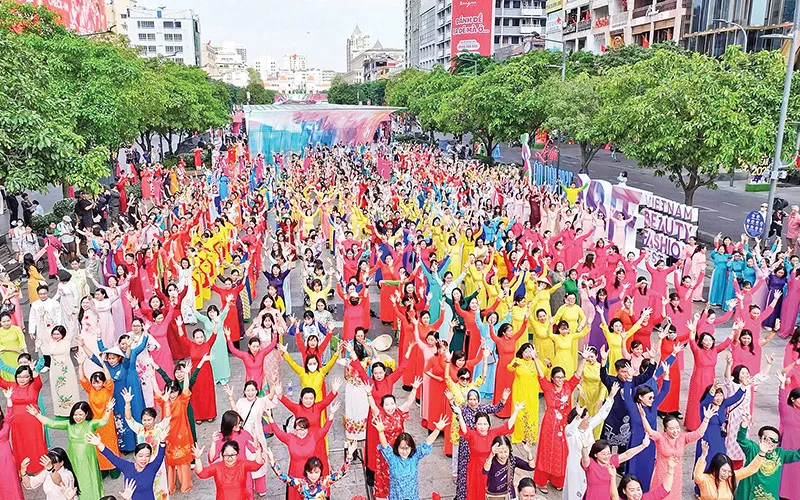 Du lịch th&aacute;ng 12: Đ&ograve;n bẩy chi ti&ecirc;u cuối năm v&agrave; xu hướng "săn lễ hội" l&ecirc;n ng&ocirc;i- Ảnh 2.