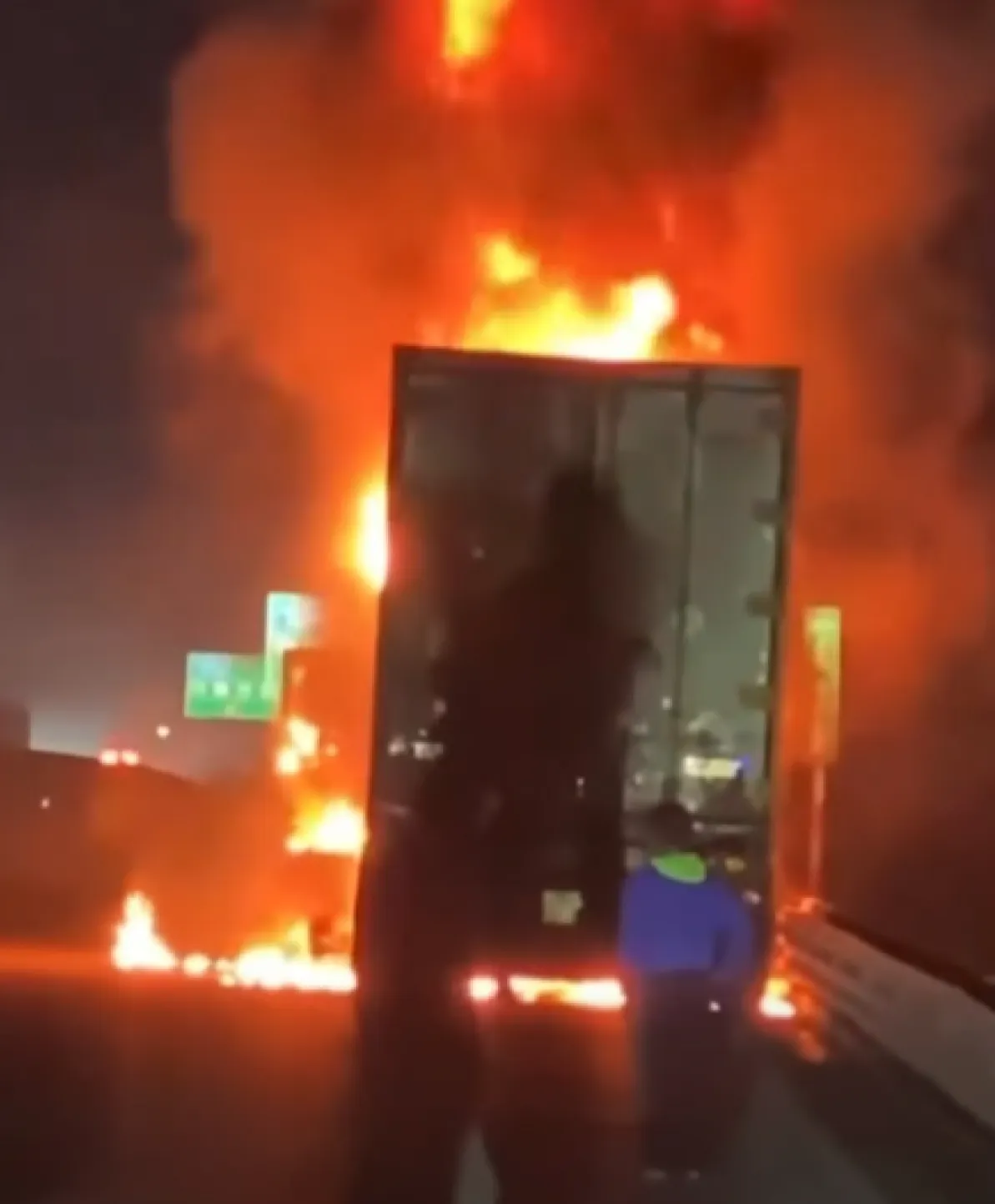 Xe đầu kéo cháy rụi trên cao tốc Diễn Châu - Bãi Vọt - Ảnh 1.