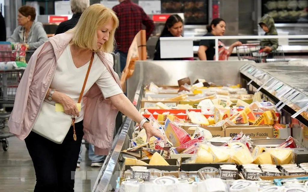 Người dân mua sắm tại siêu thị ở Foster, California, Mỹ. Ảnh: THX/TTXVN
