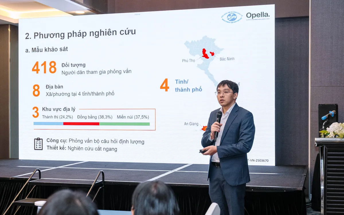 Đại diện Viện Chiến lược và Chính sách Y tế chia sẻ kết quả nghiên cứu