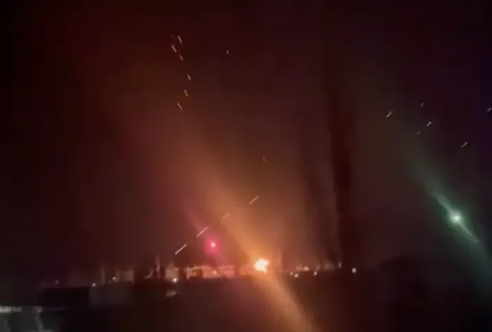 Ukraine tuy&ecirc;n bố tập k&iacute;ch quy m&ocirc; lớn v&agrave;o h&agrave;ng loạt cơ sở dầu mỏ, qu&acirc;n sự của Nga - Ảnh 1.