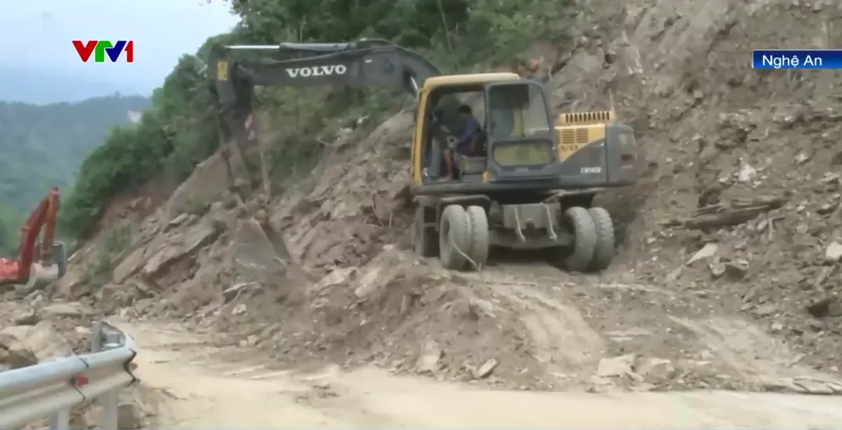 Nghệ An: Nhiều tuyến đường hư hỏng nghi&ecirc;m trọng sau b&atilde;o lũ - Ảnh 3.