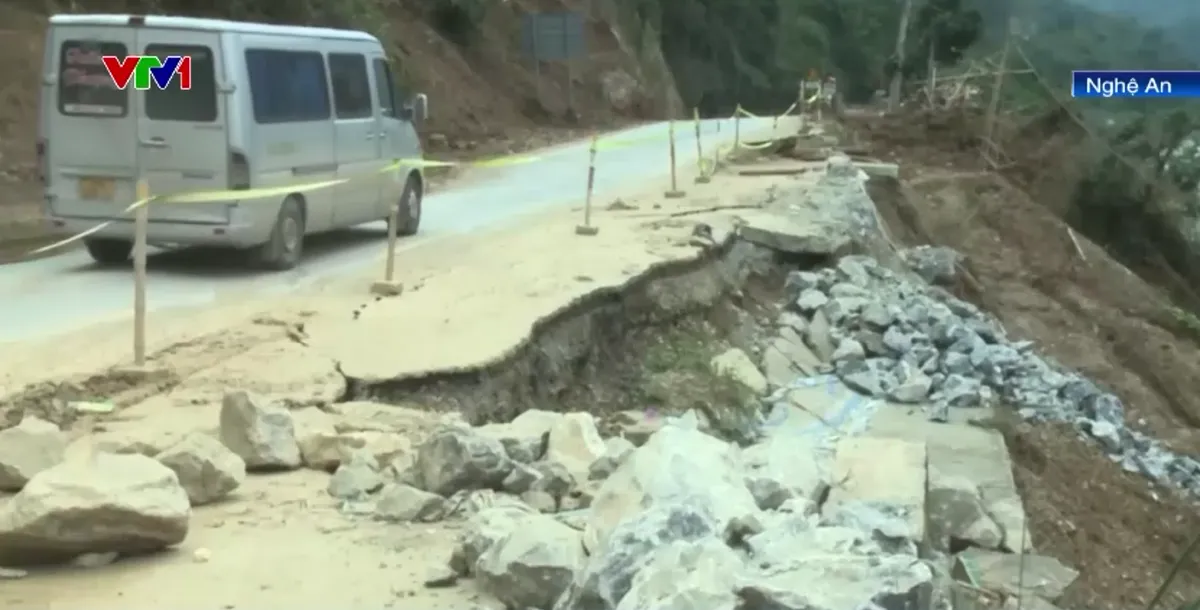 Nghệ An: Nhiều tuyến đường hư hỏng nghi&ecirc;m trọng sau b&atilde;o lũ - Ảnh 2.