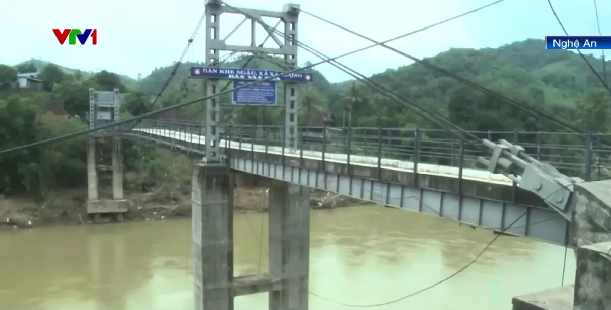 Nghệ An: Nhiều tuyến đường hư hỏng nghi&ecirc;m trọng sau b&atilde;o lũ - Ảnh 1.