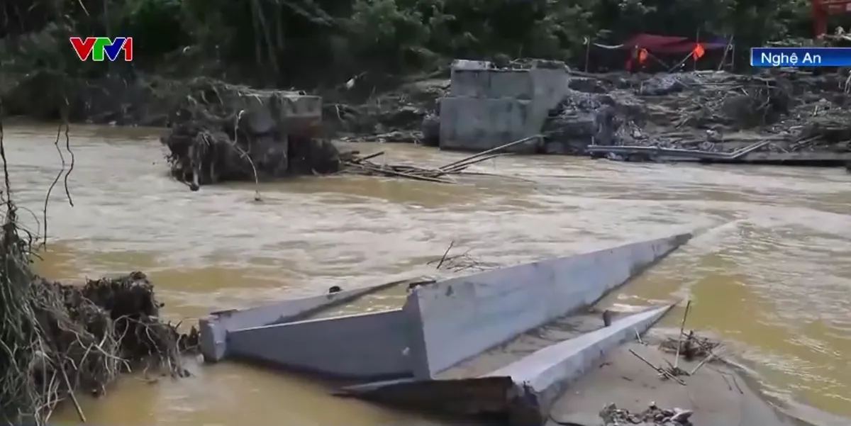 Nghệ An: Nhiều tuyến đường hư hỏng nghi&ecirc;m trọng sau b&atilde;o lũ - Ảnh 4.