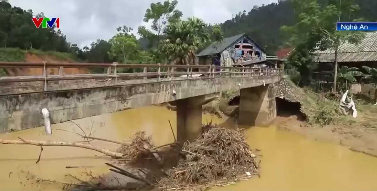 Nghệ An: Nhiều tuyến đường hư hỏng nghi&ecirc;m trọng sau b&atilde;o lũ - Ảnh 6.