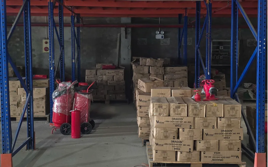 Kiểm tra tại kho hàng, thu giữ nhiều bình chữa cháy giả.