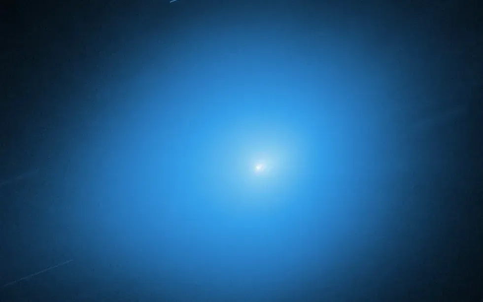 Hình ảnh sao chổi liên sao 3I/Atlas do kính viễn vọng Hubble chụp ngày 30/11/2025, khi vật thể cách Trái Đất khoảng 286 triệu km (Ảnh: NASA/AP)