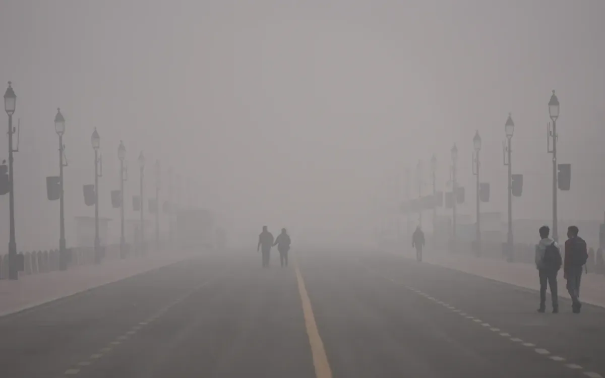 Người dân đi lại trong màn khói mù dày đặc tại New Delhi, Ấn Độ, ngày 15/12/2025 (Ảnh: AP)