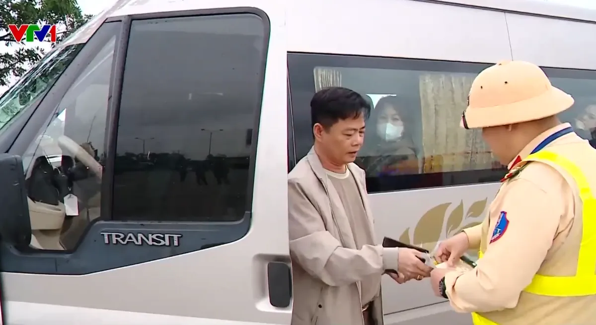 Ph&aacute;t hiện nhiều vi phạm trong quản l&yacute; vận tải kh&aacute;ch - Ảnh 1.