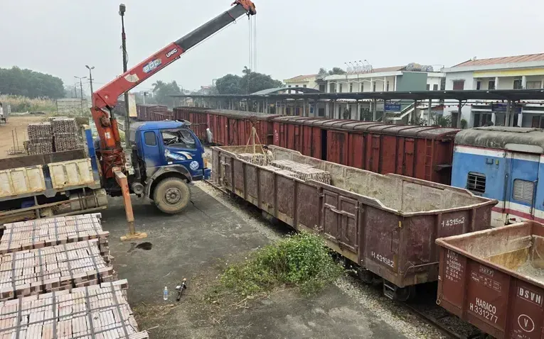 Gạch được đưa lên các toa tàu để vận chuyển vào miền Trung. Ảnh: PLO